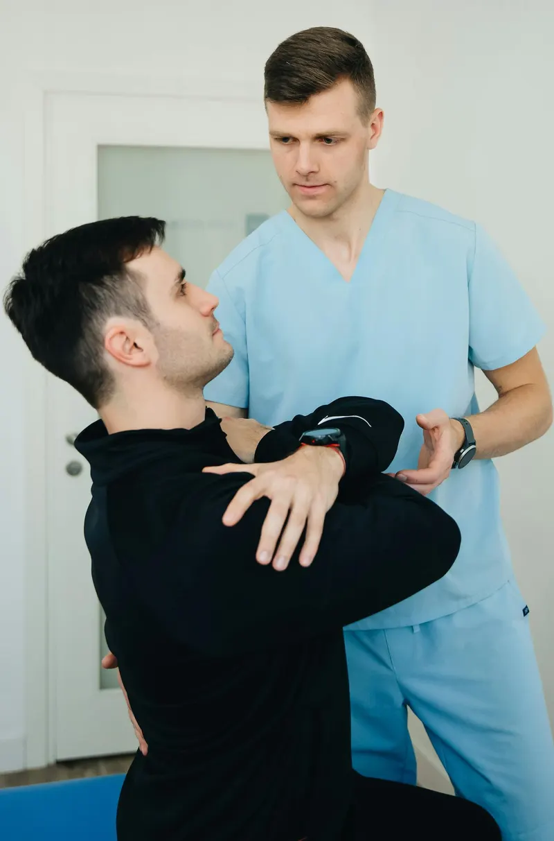 Séance de kinésithérapie avec un patient